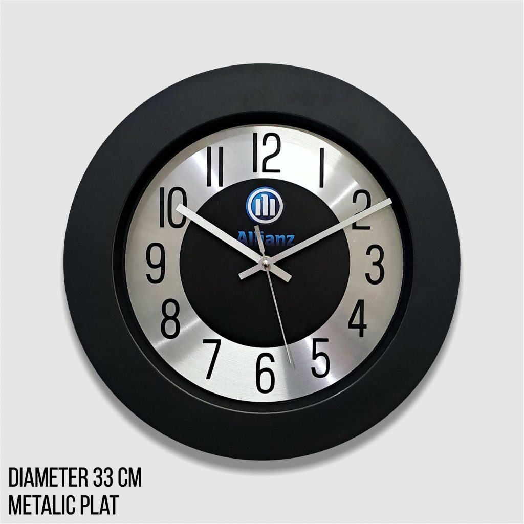 Desain elegan Jam Dinding Promosi Allianz 33cm Metal untuk branding, dibuat oleh https://pabrikjam.com sebagai vendor souvenir korporat.