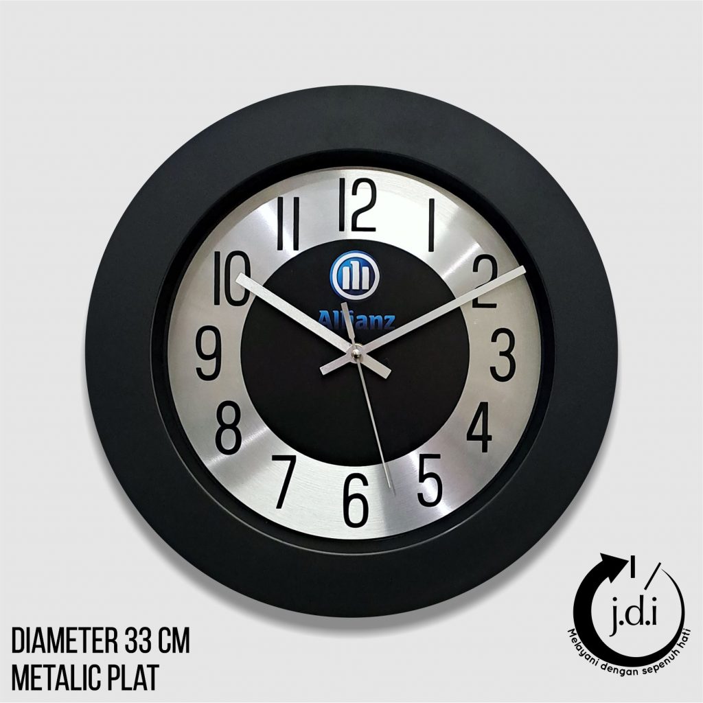Close-up Souvenir Jam Dinding Allianz 33cm Metal dengan logo korporat, diproduksi oleh https://pabrikjam.com sebagai merchandise B2B.