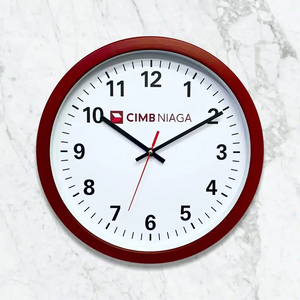 Tampilan close-up jam dinding CIMB NIAGA 32 cm dengan bingkai kayu cokelat dan logo CIMB NIAGA pada bagian depan.