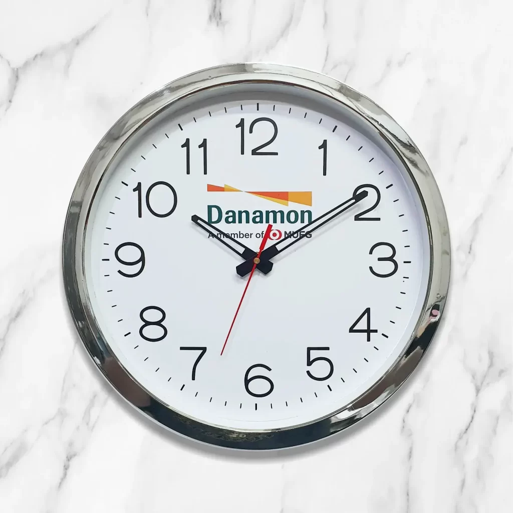 Jam dinding bank Danamon 32 cm dengan lis top chrome dan angka timbul, desain eksklusif untuk branding.