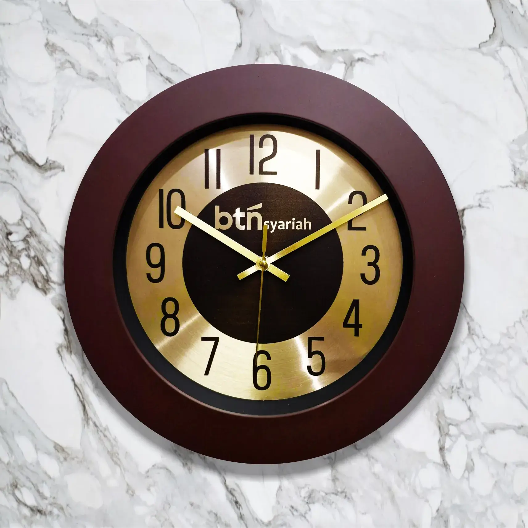 Souvenir jam BTN Syariah custom logo metal 33cm dengan desain elegan dan minimalis, cocok untuk branding dan promosi bisnis. Pesan sekarang di https://pabrikjam.com